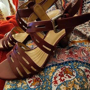 Ladies leather sandals with modest block heel